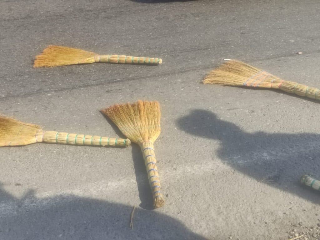 სამეგრელოდან თბილისში მიმავალ სააკაშვილის მხარდამჭერებს მოქალაქეები ცოცხებით დახვდნენ - image 3