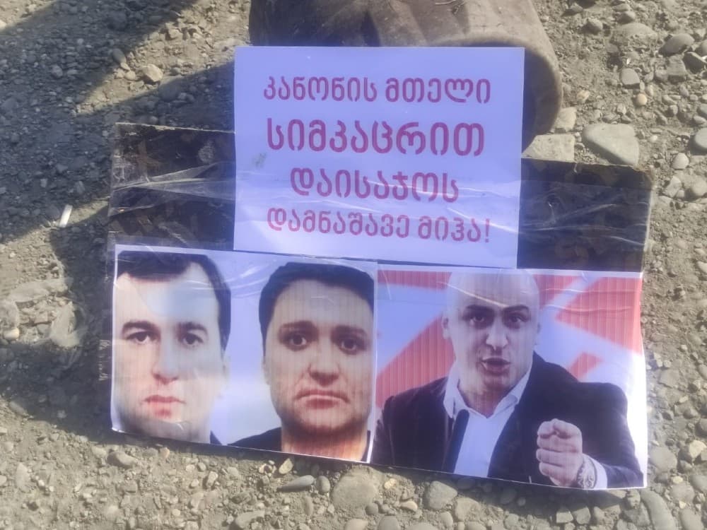 სამეგრელოდან თბილისში მიმავალ სააკაშვილის მხარდამჭერებს მოქალაქეები ცოცხებით დახვდნენ - image 2