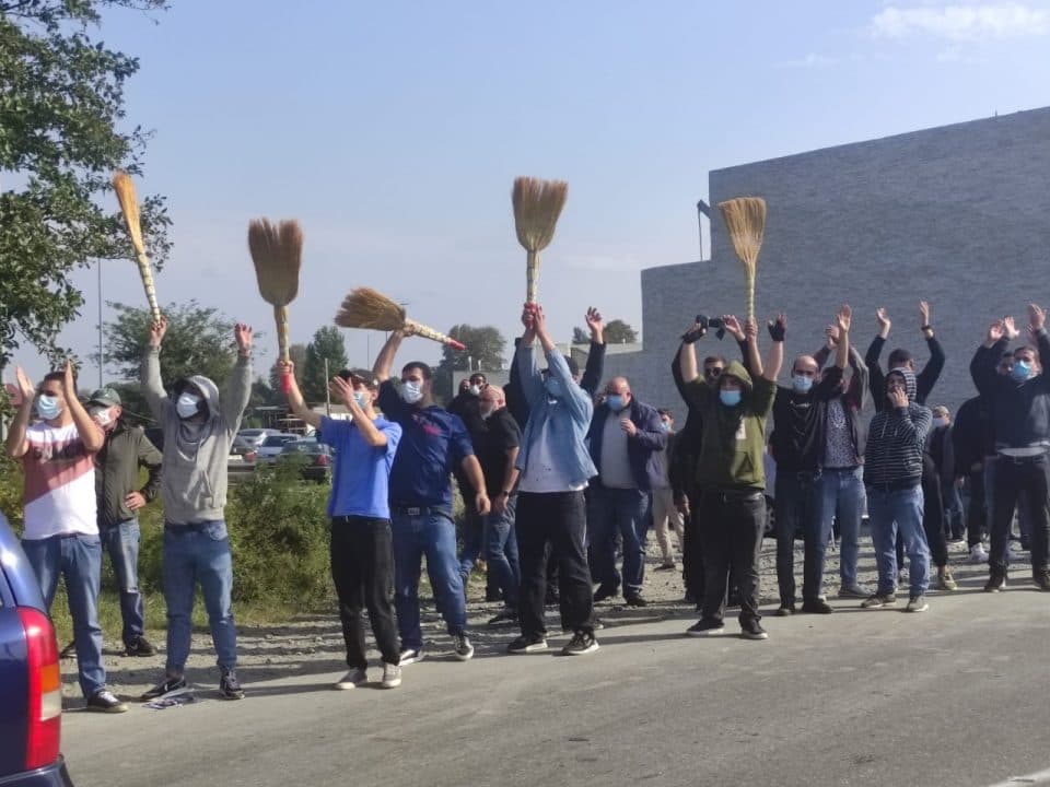 სამეგრელოდან თბილისში მიმავალ სააკაშვილის მხარდამჭერებს მოქალაქეები ცოცხებით დახვდნენ