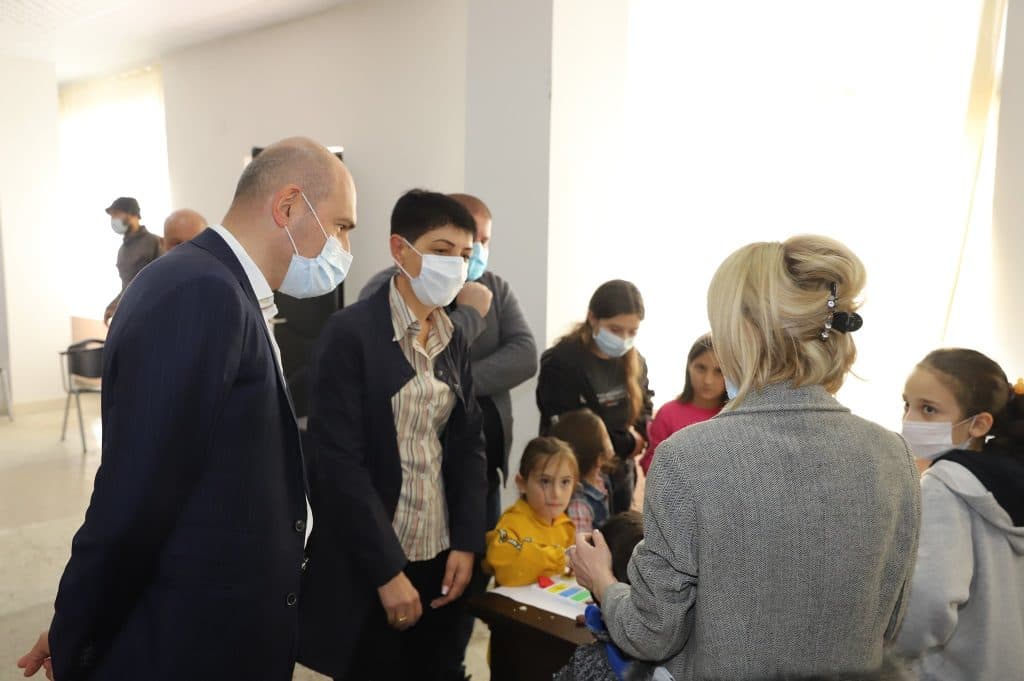 სოფელ ფოცხოეწერში „დევნილ მოზარდთა სამოქალაქო ჩართულობის სივრცე” გაიხსნა - image 2