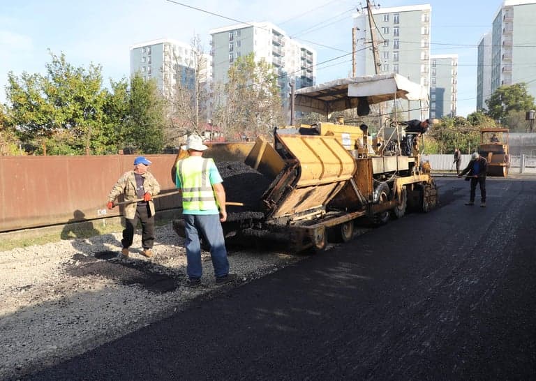 ზუგდიდში, საგზაო ინფრასტრუქტურის მოწყობის სამუშაოები აქტიურად მიმდინარეობს - image 2