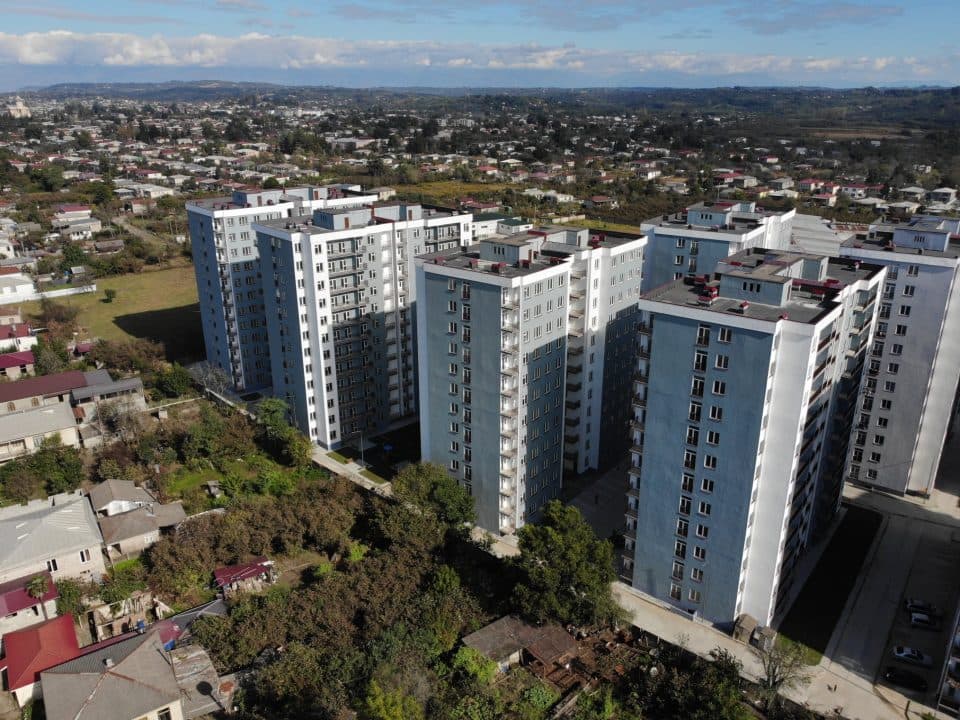 ზუგდიდში, ახალაშენებულ კორპუსებში საცხოვრებლის მფლობელი კიდევ 600 დევნილი ოჯახი გახდა