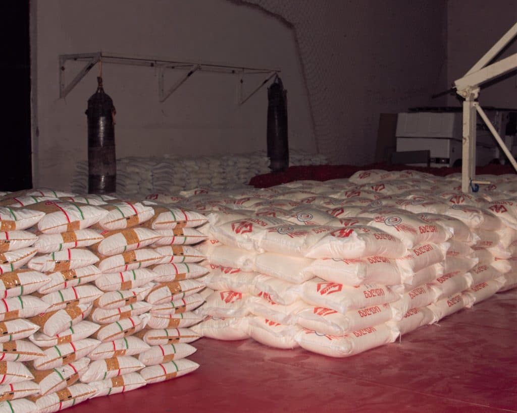 ზუგდიდის მერიამ მძიმე სოციალური და ეკონომიკური პირობების მქონე 413 ოჯახს პირველადი მოხმარების საკვები პროდუქტები გადასცა - image 3