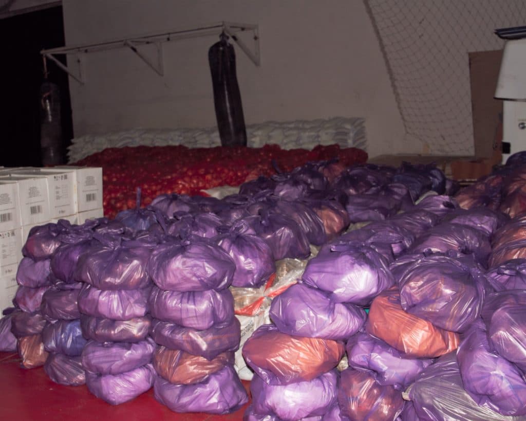 ზუგდიდის მერიამ მძიმე სოციალური და ეკონომიკური პირობების მქონე 413 ოჯახს პირველადი მოხმარების საკვები პროდუქტები გადასცა - image 2