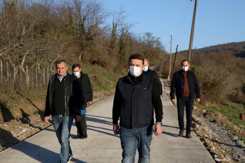 სენაკის მერმა სოფელ ეკის გზის სამშენებლო სამუშაოები დაათვალიერა - image 2