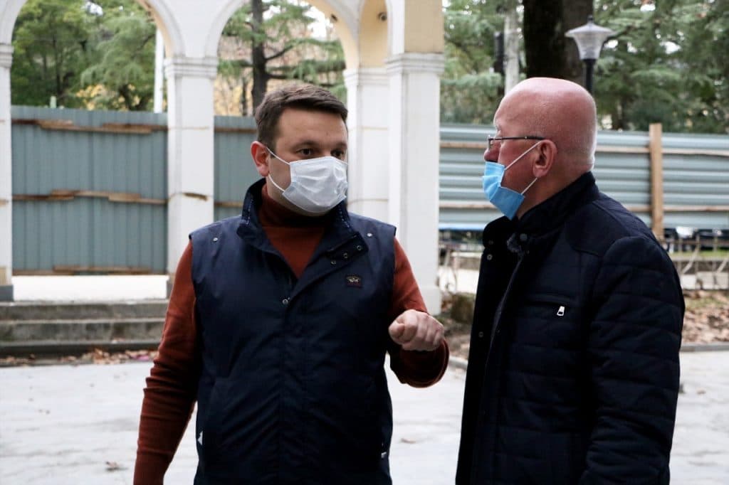 სენაკში განახლებული რეგიონების ფარგლებში სენაკში ცენტრალური სკვერის რეაბილიტაცია მიმდინარეობს - image 2