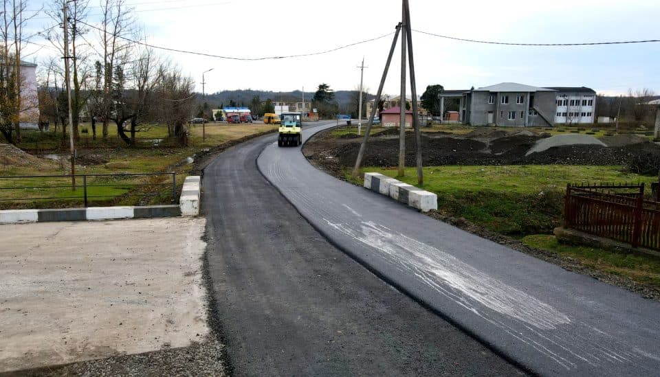 საჯიჯაოს ცენტრიდან მდინარე ჭანისწყლის ხიდამდე გზის მონაკვეთზე სარეაბილიტაციო სამუშაოები მიმდინარეობს