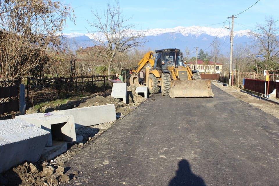 წალენჯიხის მუნიციპალიტეტში საგზაო ინფრასტრუქტურის მოწყობის სამუშაოები აქტიურად გრძელდება
