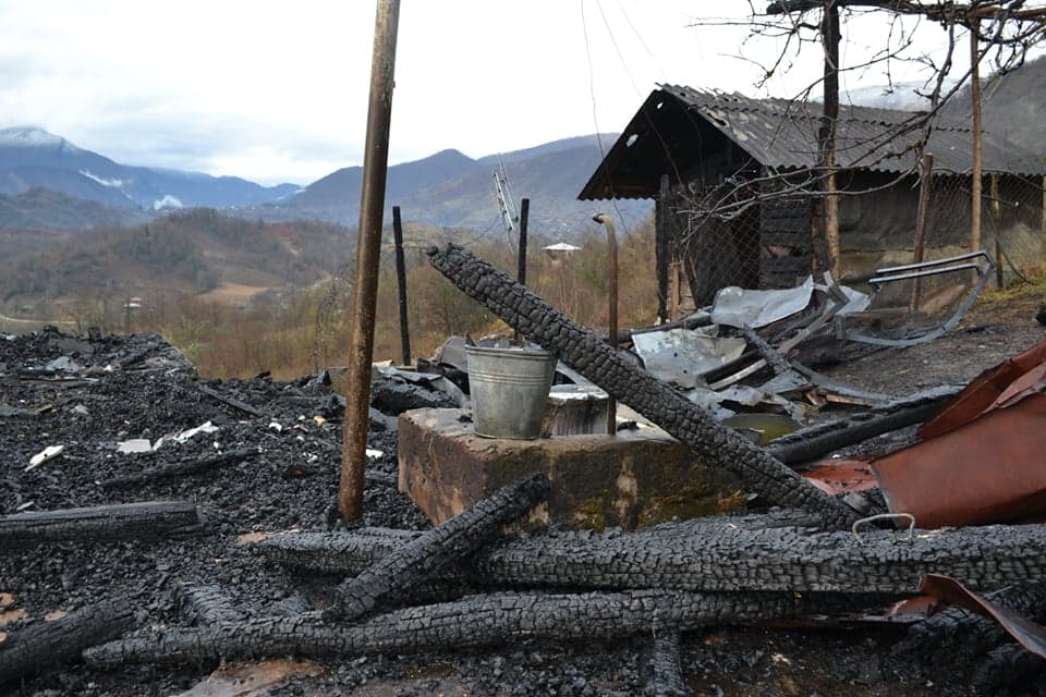 წალენჯიხის მერის მოადგილეები სოფელ საჩინოში ხაძრის შედეგად დაზარალებული გოგი ჯანჯღავას ოჯახში იმყოფებოდნენ - image 2