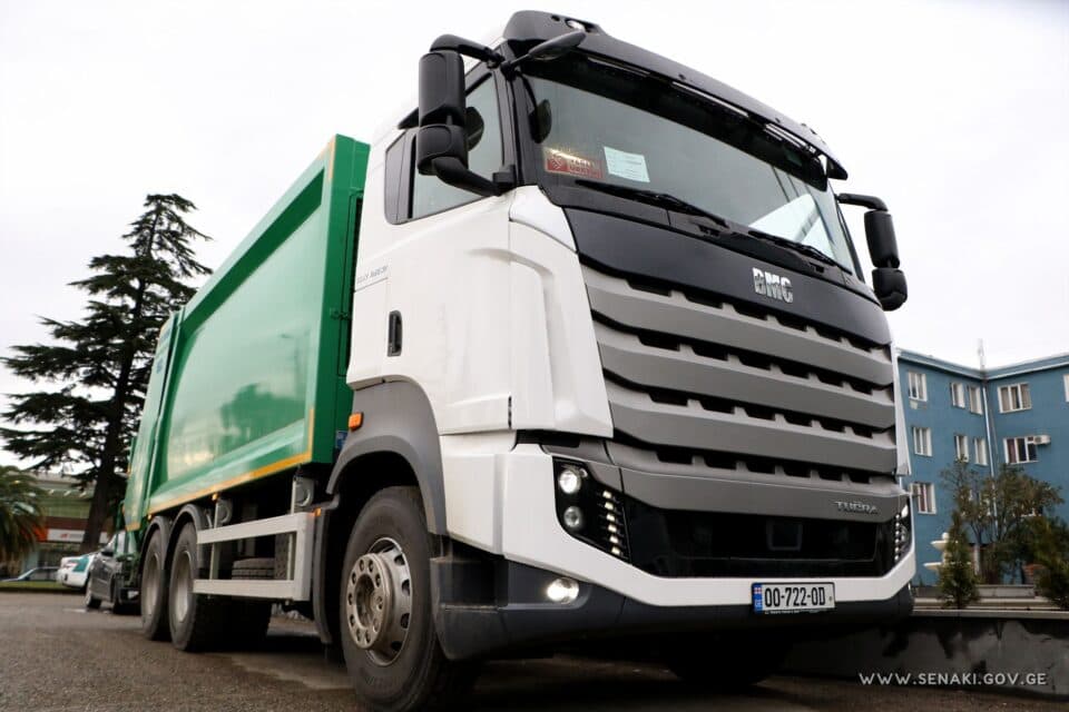 სენაკის მუნიციპალიტეტს ახალი ნაგავმზიდი მოემსახურება (R)