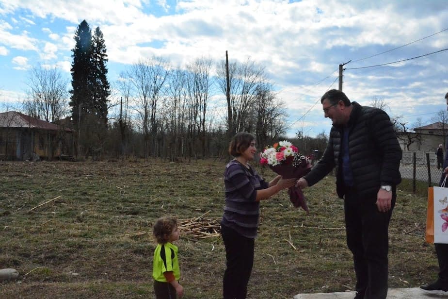 ჩხოროწყუს მუნიციპალიტეტის ხელმძღვანელებმა დედებს დედის დღე მარტი მიულოცეს