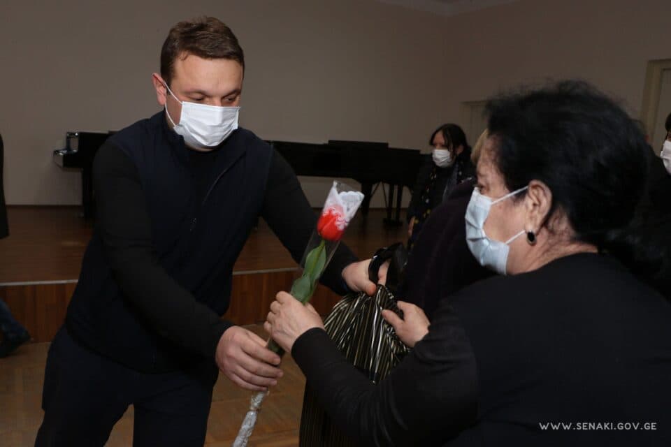 სენაკის მერმა მრავალშვილიან დედებს და ხელოვნების ცენტრის პედაგოგ ქალბატონებს დედის დღე მიულოცა