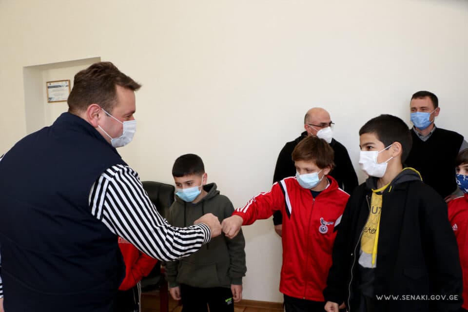 სენაკის მერი წარმატებულ ნორჩ ფეხბურთელებს შეხვდა