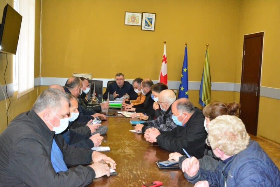 ჩხოროწყუს მერმა დათო გოგუამ მერის წარმომადგენლებთან სამუშაო შეხვედრა გამართა