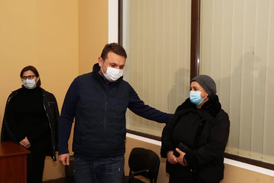 სენაკში, ეტლით მოსარგებლე 13 ბენეფიციარს ახალი ეტლები გადაეცა