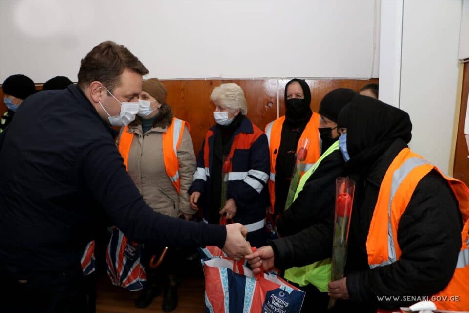სენაკის მერმა საზოგადოებრივი მომსახურების ცენტრში მომუშავე ქალბატონებს 8 მარტი მიულოცა