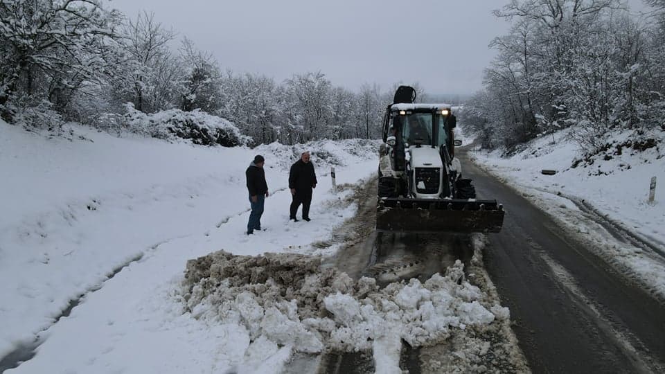 ხობის მუნიციპალიტეტში გზები თოვლისგან იწმინდება