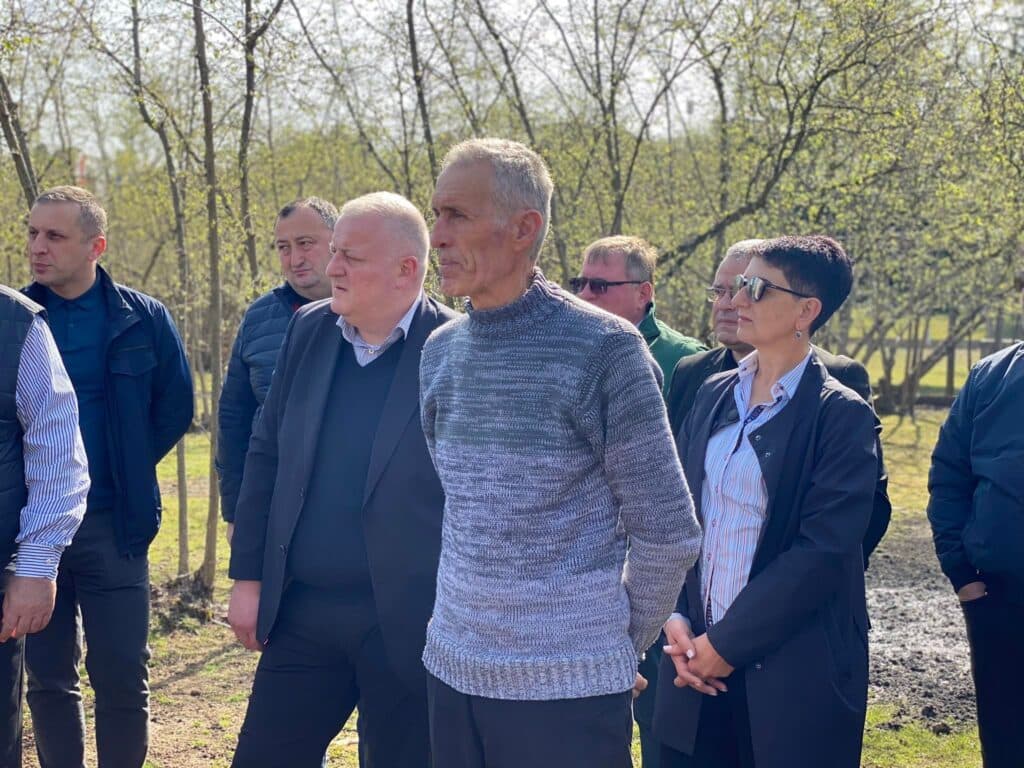 ოთარ შამუგია და გიორგი გუგუჩია სოფელ რუხში, მეთხილე ფერმერებს შეხვდნენ - image 2