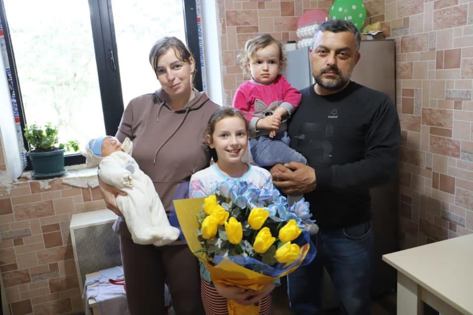 უკრაინის მოქალაქეს რომელსაც შვილი საქართველოში შეეძინა მარტვილის მერმა საჩუქრები გადასცა