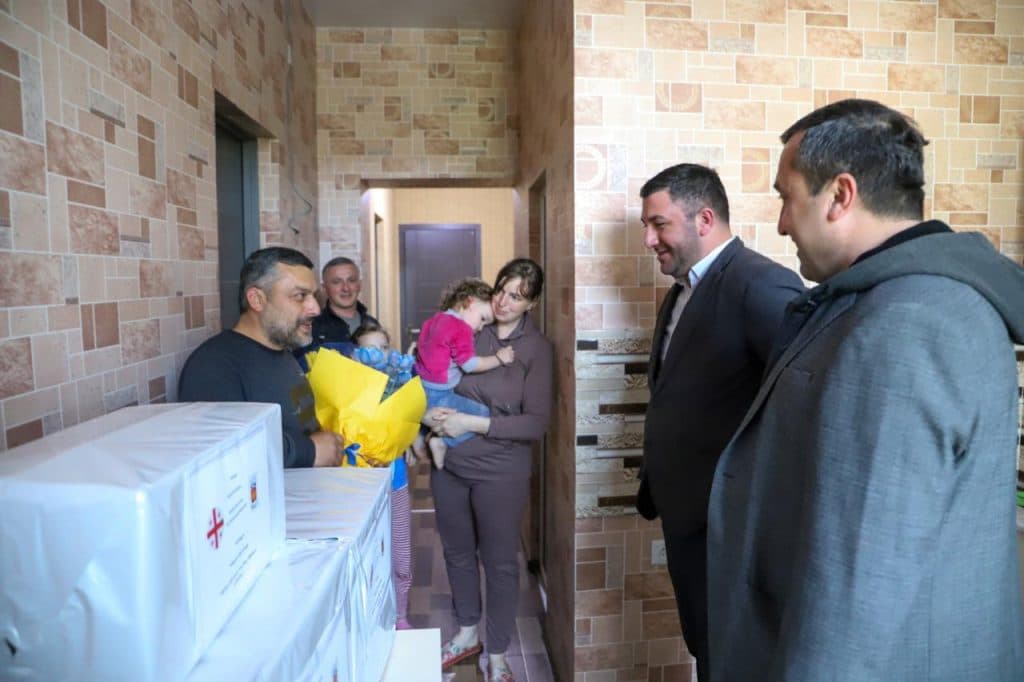 უკრაინის მოქალაქეს რომელსაც შვილი საქართველოში შეეძინა მარტვილის მერმა საჩუქრები გადასცა - image 2