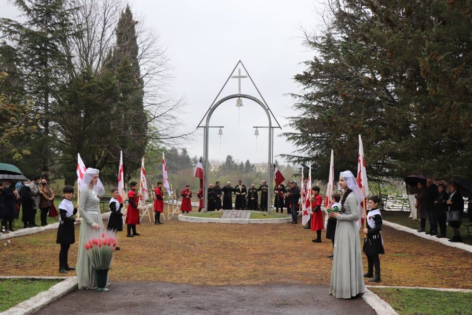 ხობში, 9 აპრილს სამშობლოს ერთიანობისათვის თავდადებულთა მემორიალი გვირგვინით შეამკეს