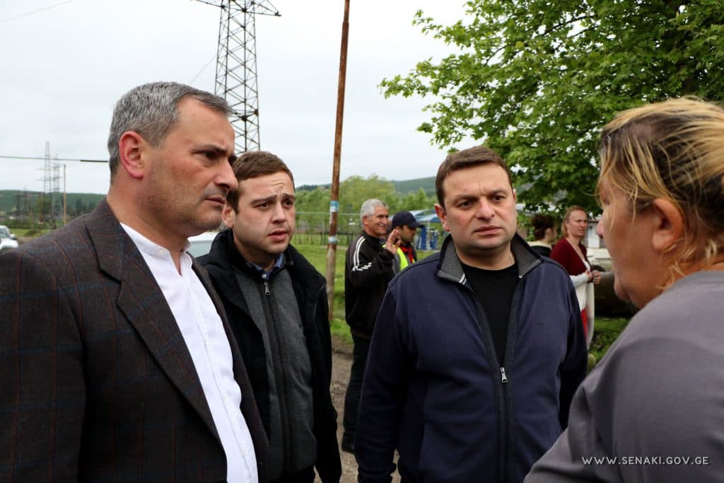 სენაკის მერი სამხედრო ქალაქის დევნილთა დასახლებაში მიმდინარე სამუშაოებს გაეცნო - image 2