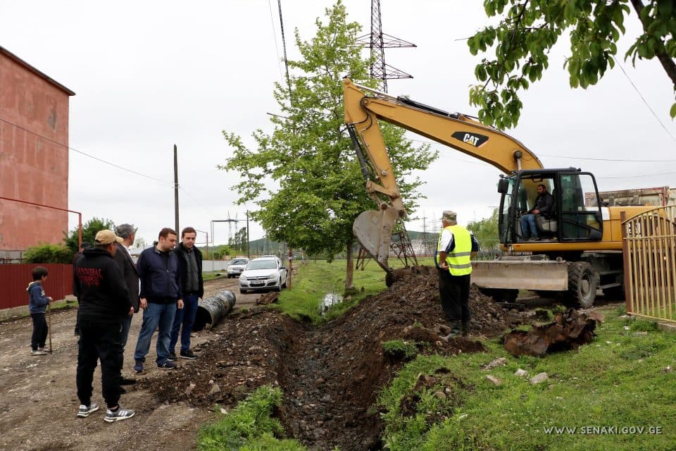 სენაკის მერი სამხედრო ქალაქის დევნილთა დასახლებაში მიმდინარე სამუშაოებს გაეცნო