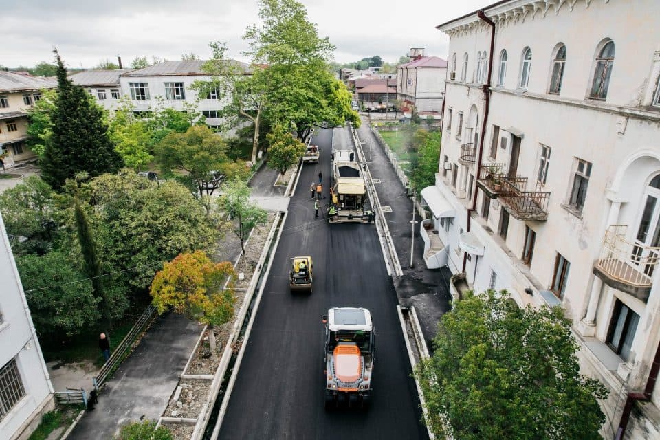 ფოთში 26 მაისის ქუჩაზე გზის სრული რეაბილიტაცია მიმდინარეობს