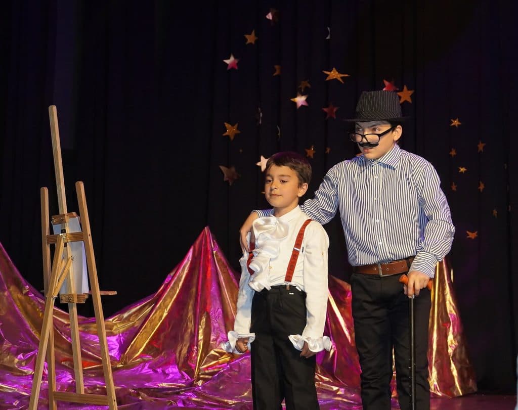 ზუგდიდის მოსწავლე-ახალგაზრდობის სასახლეში, დრამატული სტუდია ‘’შთამომავლები’’ მაყურებლის წინაშე კიდევ ერთი სპექტაკლის პრემიერით წარსდგა - image 3