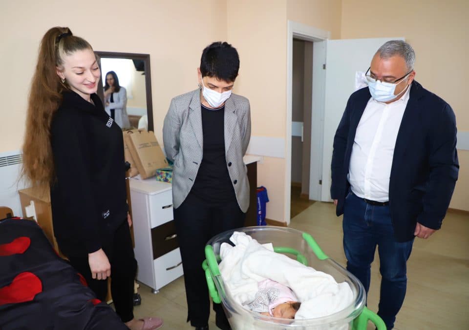 ზუგდიდში უკრაინის მოქალაქეს შვილის შეძენა ადგილობრივმა ხელისუფლებამ მიულოცა