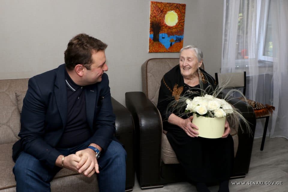 სენაკის მერმა უხუცეს სენაკელ ქალბატონს, ვენერა სალაყაია-ბერაიას 100 წლის იუბილე მიულოცა
