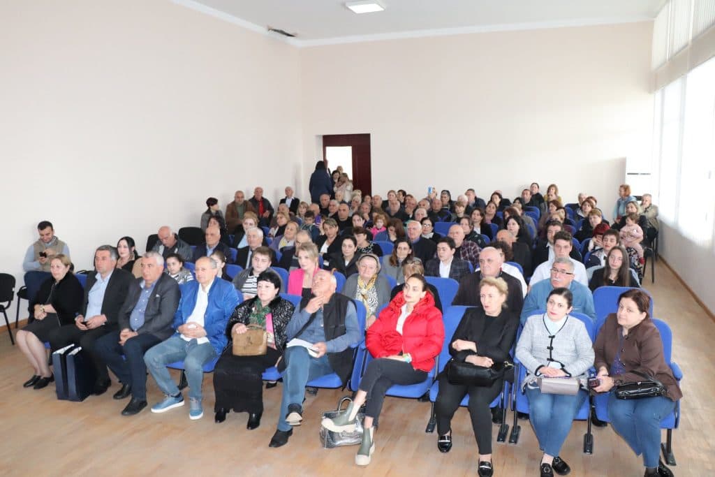 ხობის კულტურის სახლის მცირე დარბაზში მწერალ ლაშა გვასალიასთან შეხვედრა გაიმართა - image 2