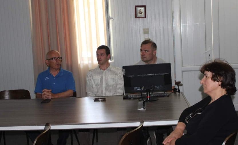 წალენჯიხის მთავარი ბიბლიოთეკის სამკითხველო დარბაზში სკოლის მოსწავლეების ახალ შესამოსელთან დაკავშირებით პრეზენტაცია გაიმართა - image 2