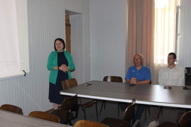 წალენჯიხის მთავარი ბიბლიოთეკის სამკითხველო დარბაზში სკოლის მოსწავლეების ახალ შესამოსელთან დაკავშირებით პრეზენტაცია გაიმართა