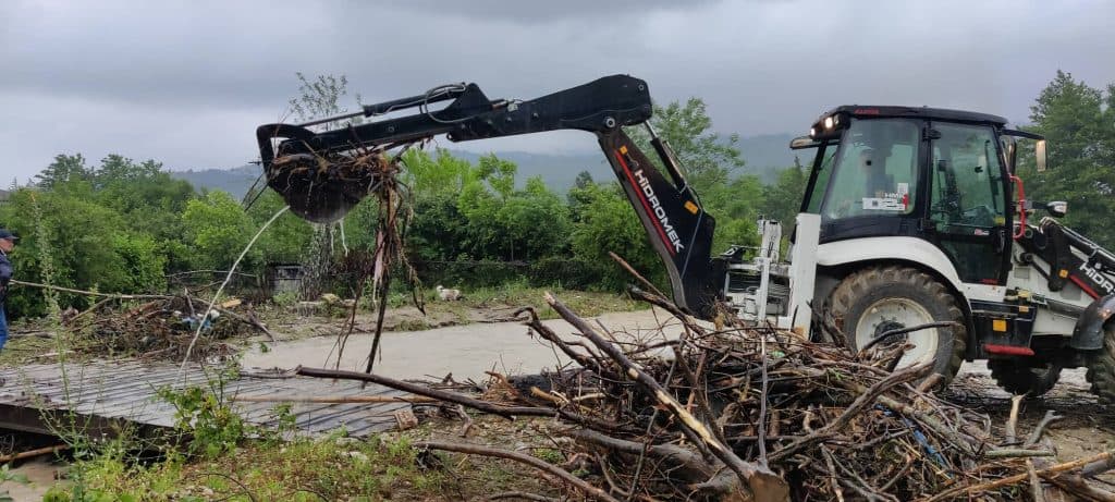 ხობში წყალდიდობის შედეგების ლიკვიდაციის მიზნით დილიდან მუშაობენ სამსახურები - image 2