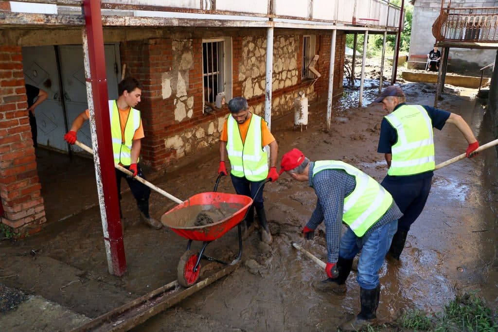 სენაკში წყალდიდობის შედეგად დაზარალებული მოსახლეობის სახლებისა და ეზოების დასუფთავებაში მოხალისეები ჩაერთვნენ - image 3