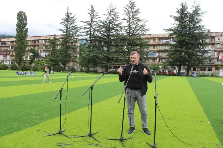 ქალაქ ჯვარში განახლებული ცენტრალური საფეხბურთო მოედანი საზეიმოდ გაიხსნა - image 3