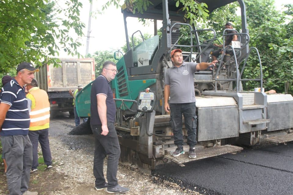ჩხოროწყუში შიდა საუბნო გზების ასფალტის საფარით რეაბილიტაცია მიმდინარეობს