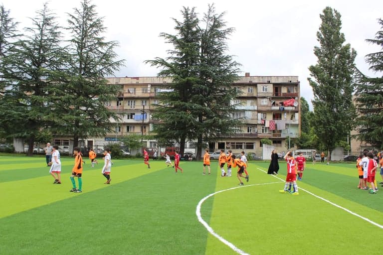 ქალაქ ჯვარში განახლებული ცენტრალური საფეხბურთო მოედანი საზეიმოდ გაიხსნა - image 2