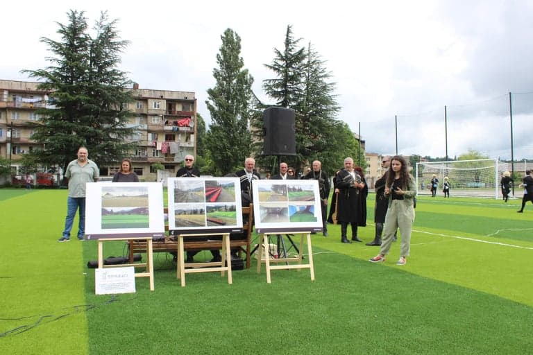 ქალაქ ჯვარში განახლებული ცენტრალური საფეხბურთო მოედანი საზეიმოდ გაიხსნა