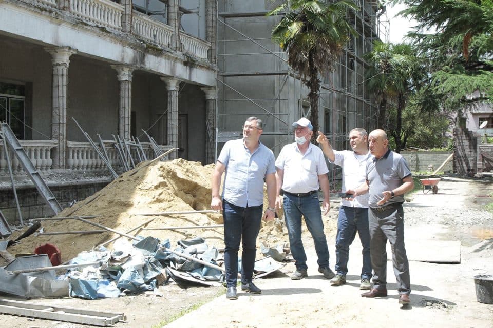 ჩხოროწყუში კულტურის სახლის შენობის სრული რეაბილიტაცია მიმდინარეობს