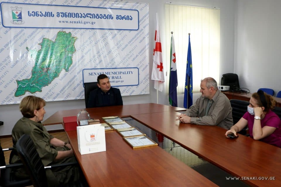 სენაკის მერი კონკურს-ფესტივალის გამარჯვებულ მოსწავლეებს და მათ პედაგოგებს შეხვდა