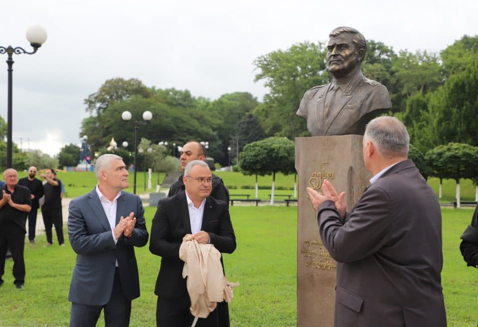 ზუგდიდში, ფრანგულ პარკში საქართველოს ეროვნული გმირის გენო ადამიას ბიუსტი გაიხსნა