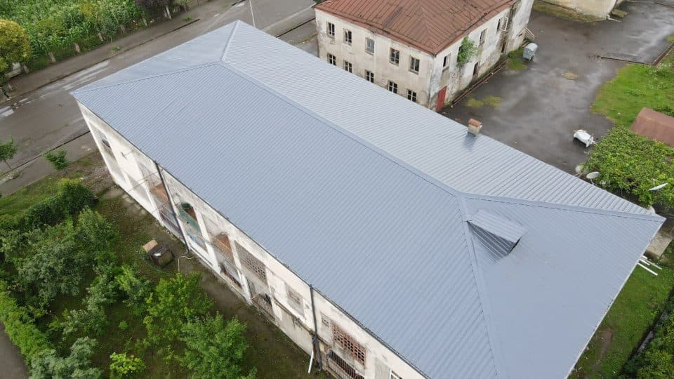 ხობში, ორსართულიანი საცხოვრებელი სახლის გადახურვა დასრულდა