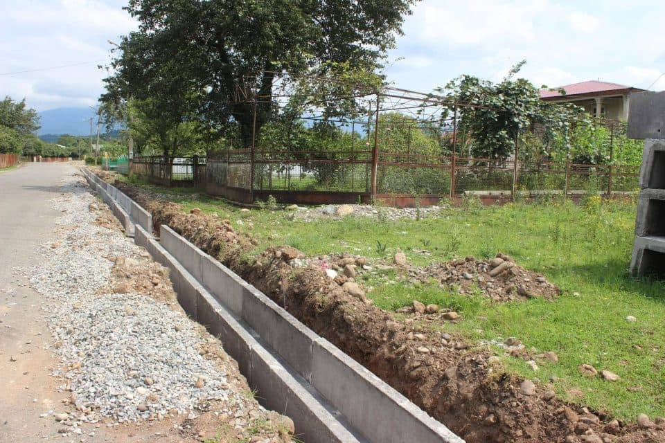 წალენჯიხაში,ბადრი შანავას ქუჩაზე გზის სარეაბილიტაციო სამუშაოები აქტიურად გრძელდება