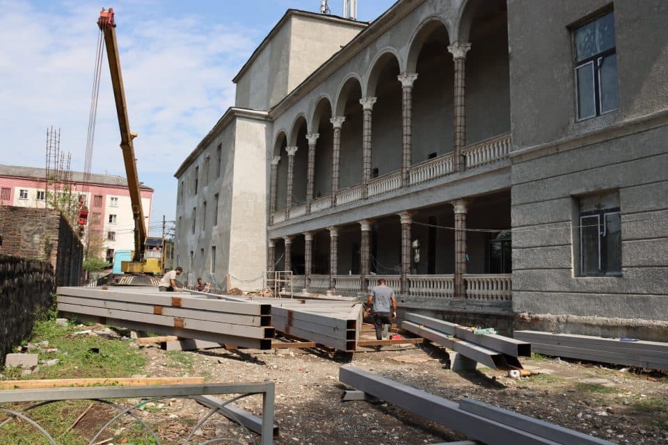 ქალაქ ჩხოროწყუში აქტიურად მიმდინარეობს კულტურის სახლის შენობის სრული რეაბილიტაცია