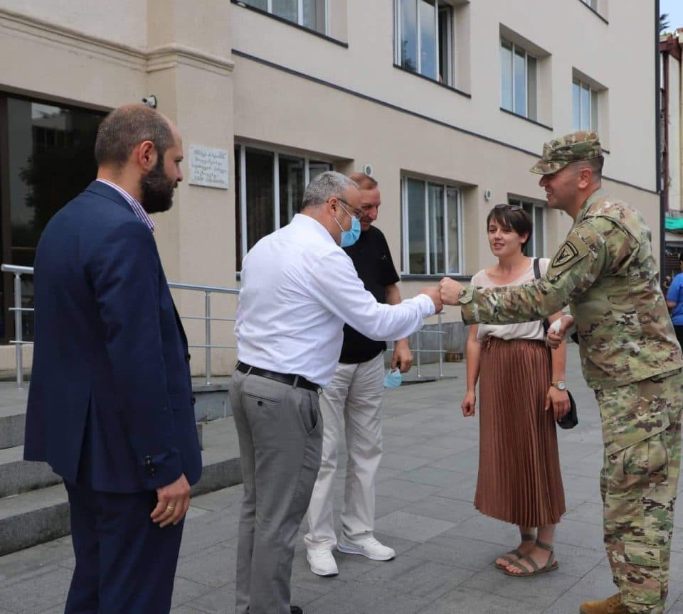 ზუგდიდის მერიას აშშ-ს საელჩომ 3 ადაპტირებული მიკროავტობუსი გადასცა