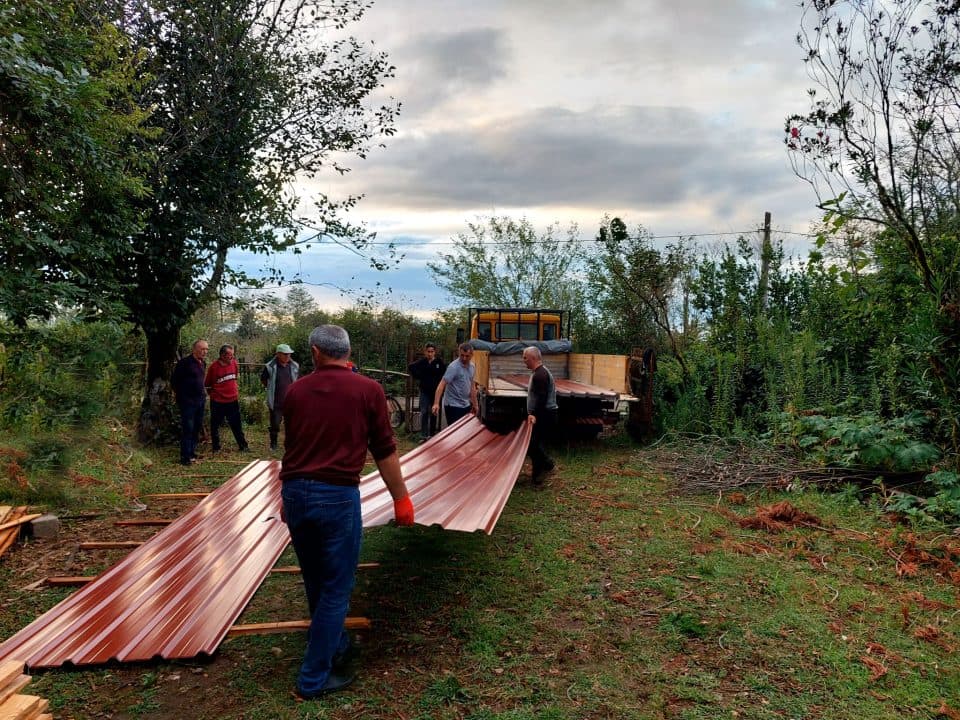 ხობში მცხოვრები სოციალურად დაუცველი ოჯახებისთვის სამშენებლო მასალების მიწოდება მიმდინარეობს