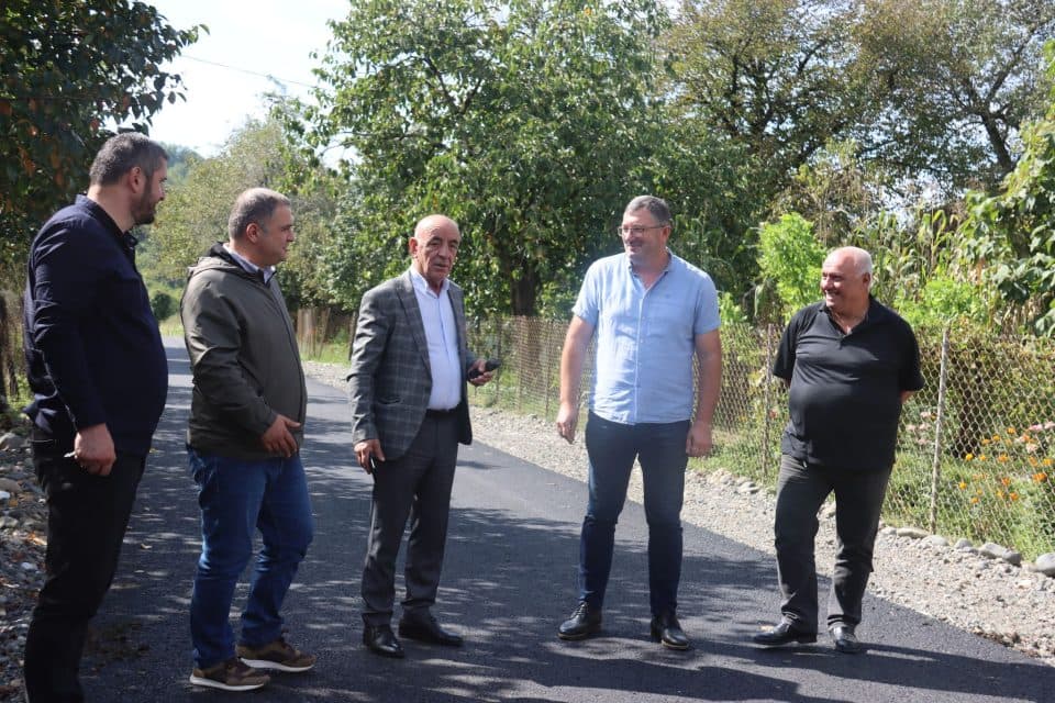 ჩხოროწყუს მუნიციპალიტეტის ადმინისტრაციულ ერთეულებში აქტიურად გრძელდება საგზაო ინფრასტრუქტურის მოწყობა