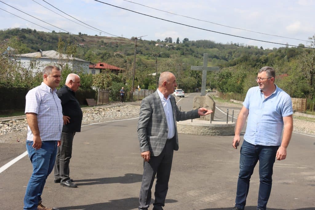 ჩხოროწყუში 5 კმ. მანძილზე დასრულდა საავტომობილო გზის ასფალტის საფარით რეაბილიტაცია - image 2